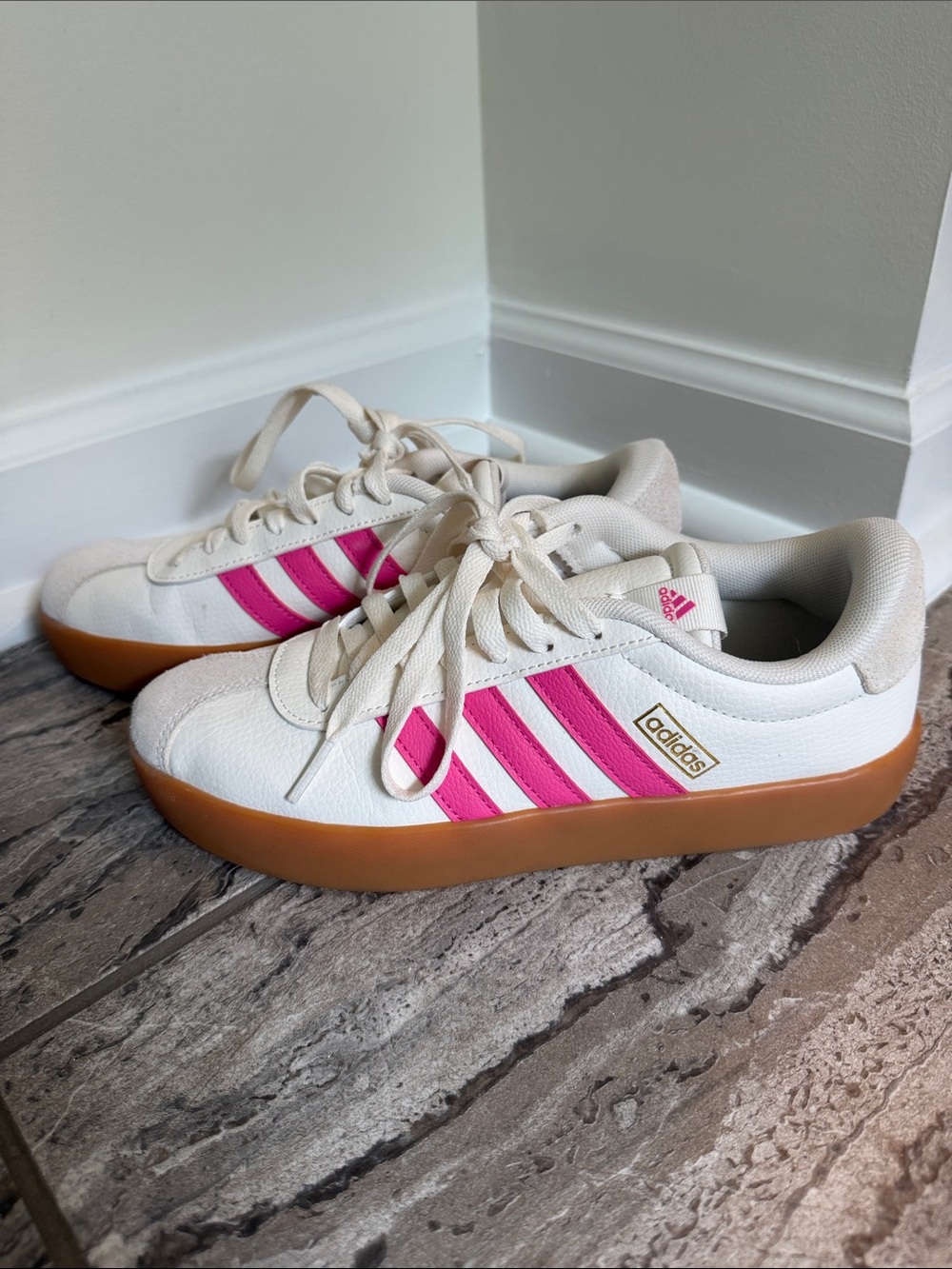 Womens 7 ADIDAS White Sneakers with Bright Pink Stripes and Gum Sole